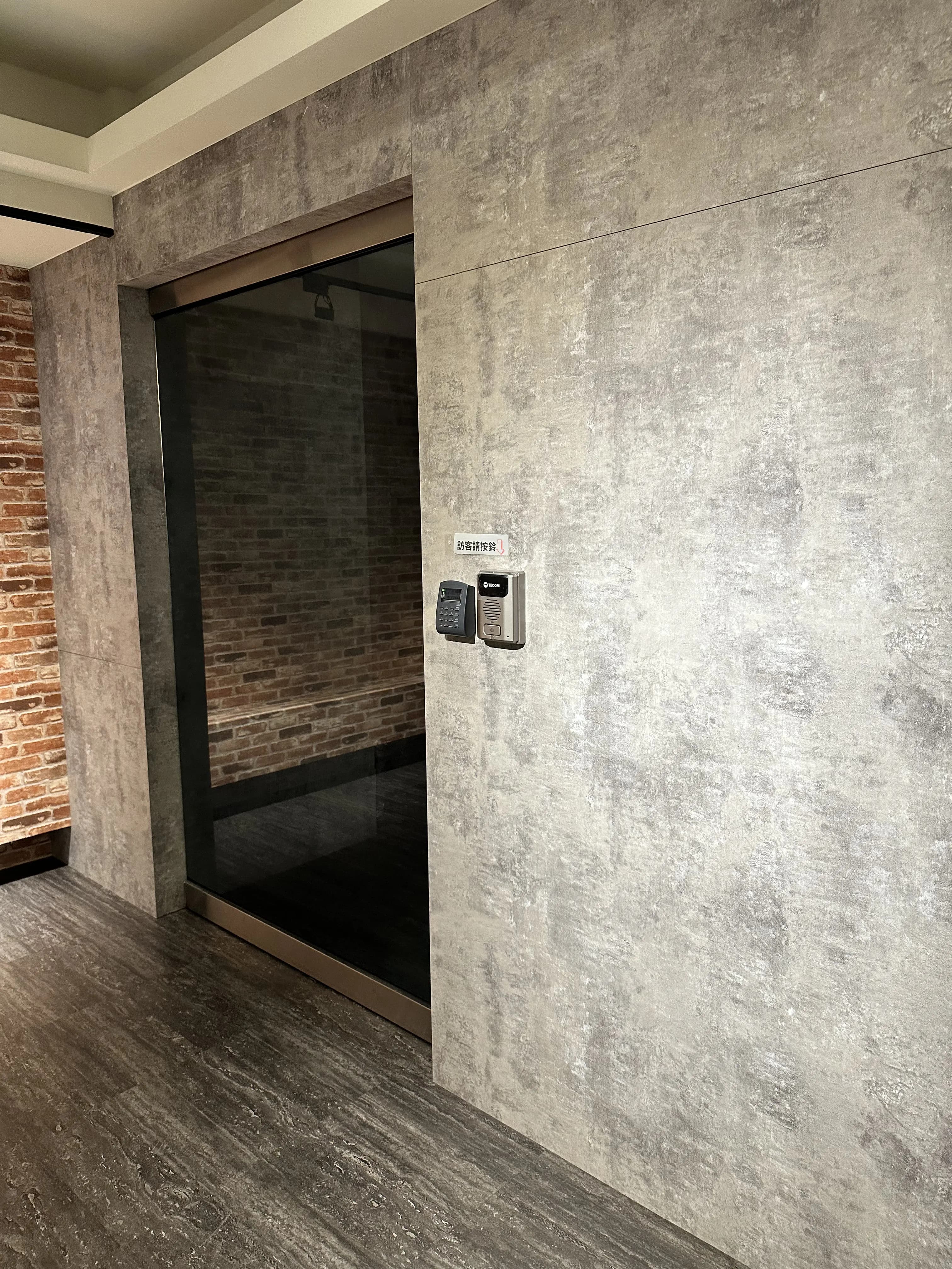 清水模牆面門禁讀卡機搭配對講機安裝