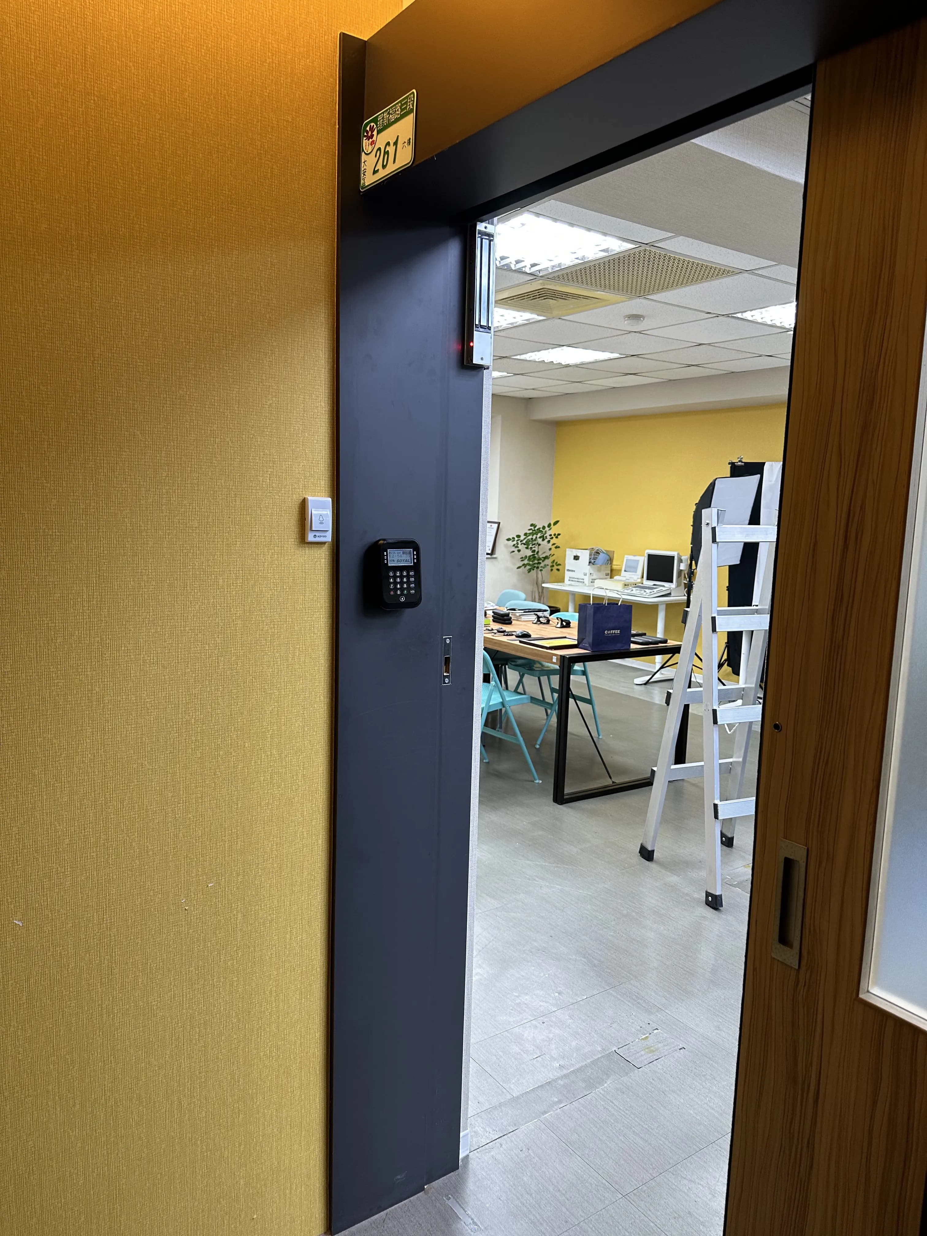 辦公室門框 SOYAL 讀卡機搭配電磁鎖安裝