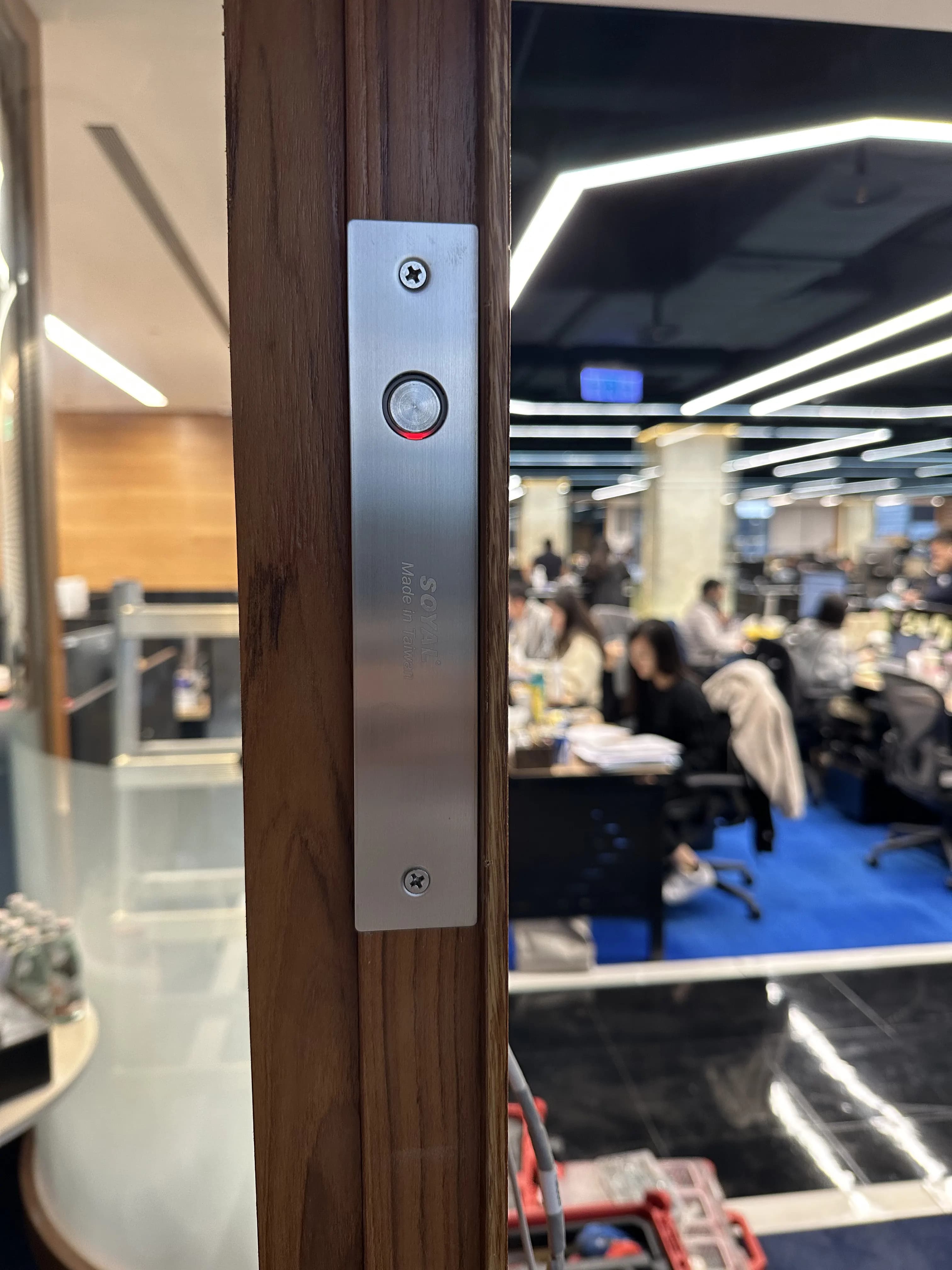 SOYAL 出門按鈕安裝於辦公室玻璃門框