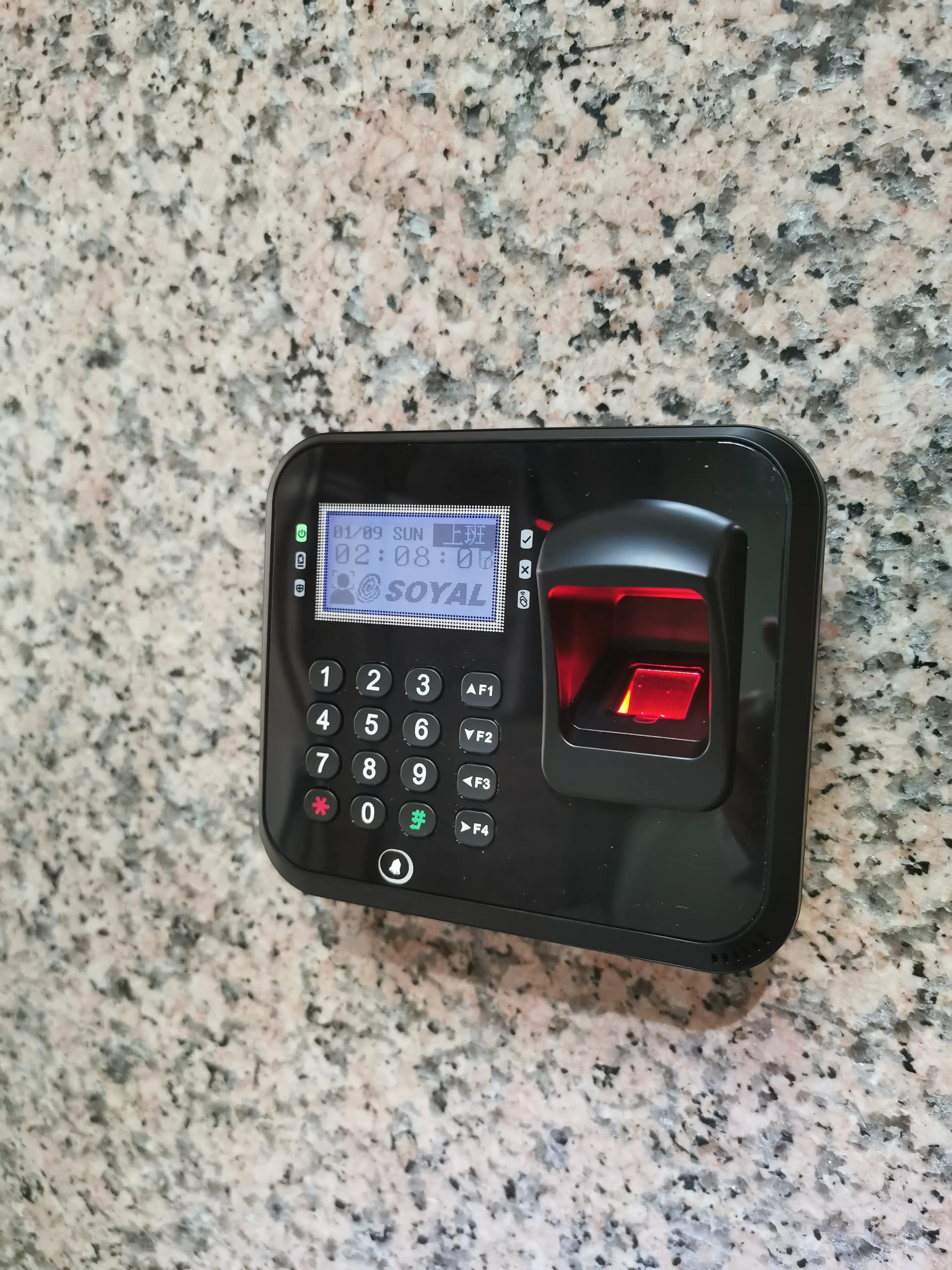 SOYAL 指紋辨識門禁讀卡機安裝於大理石牆面