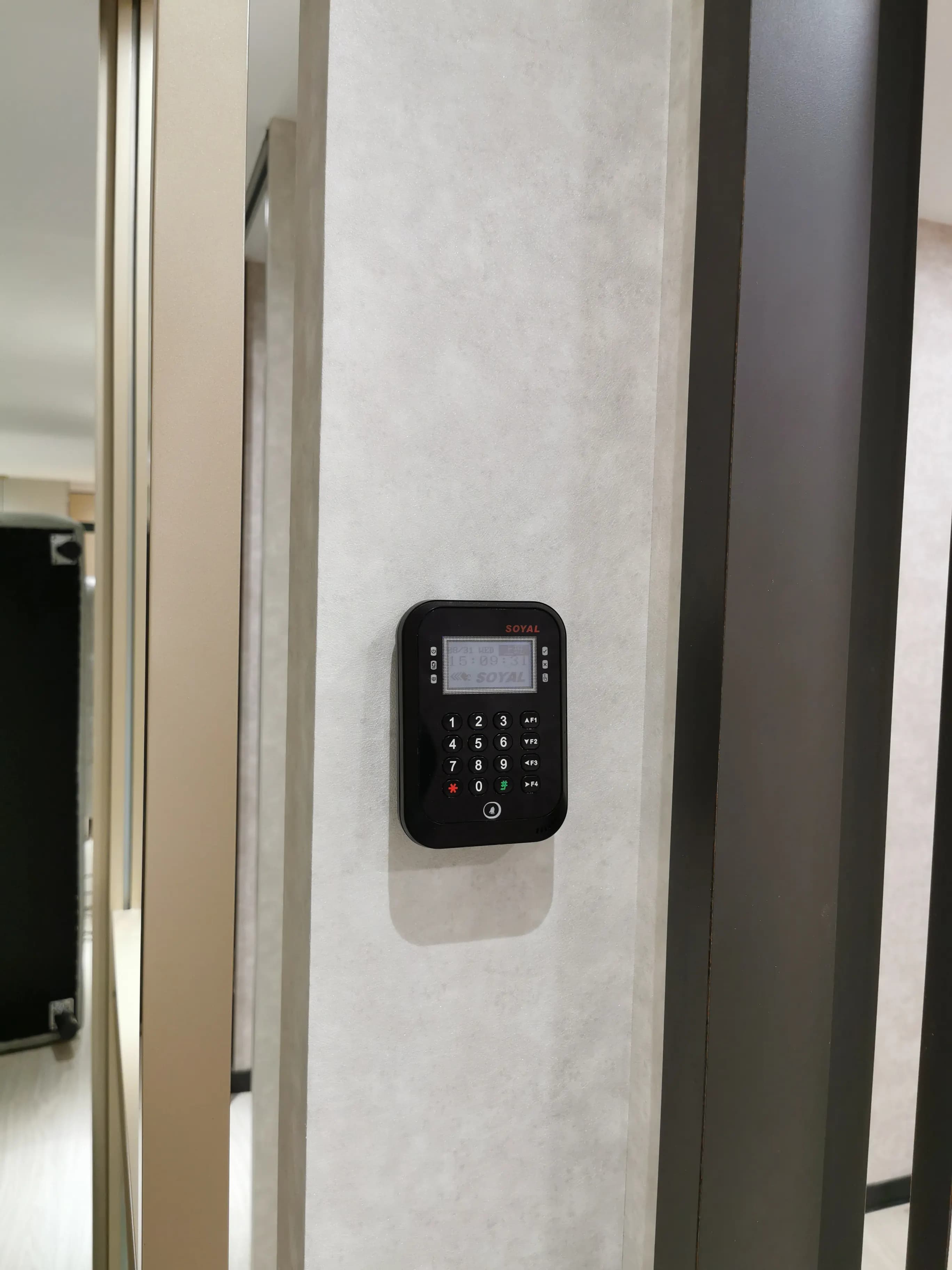 SOYAL 感應讀卡機門禁系統安裝於現代辦公室