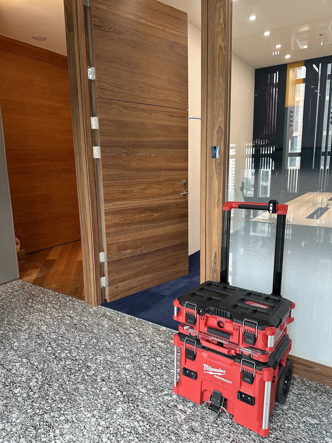 使用美國品牌美沃奇 Milwaukee 專業工具進行施工