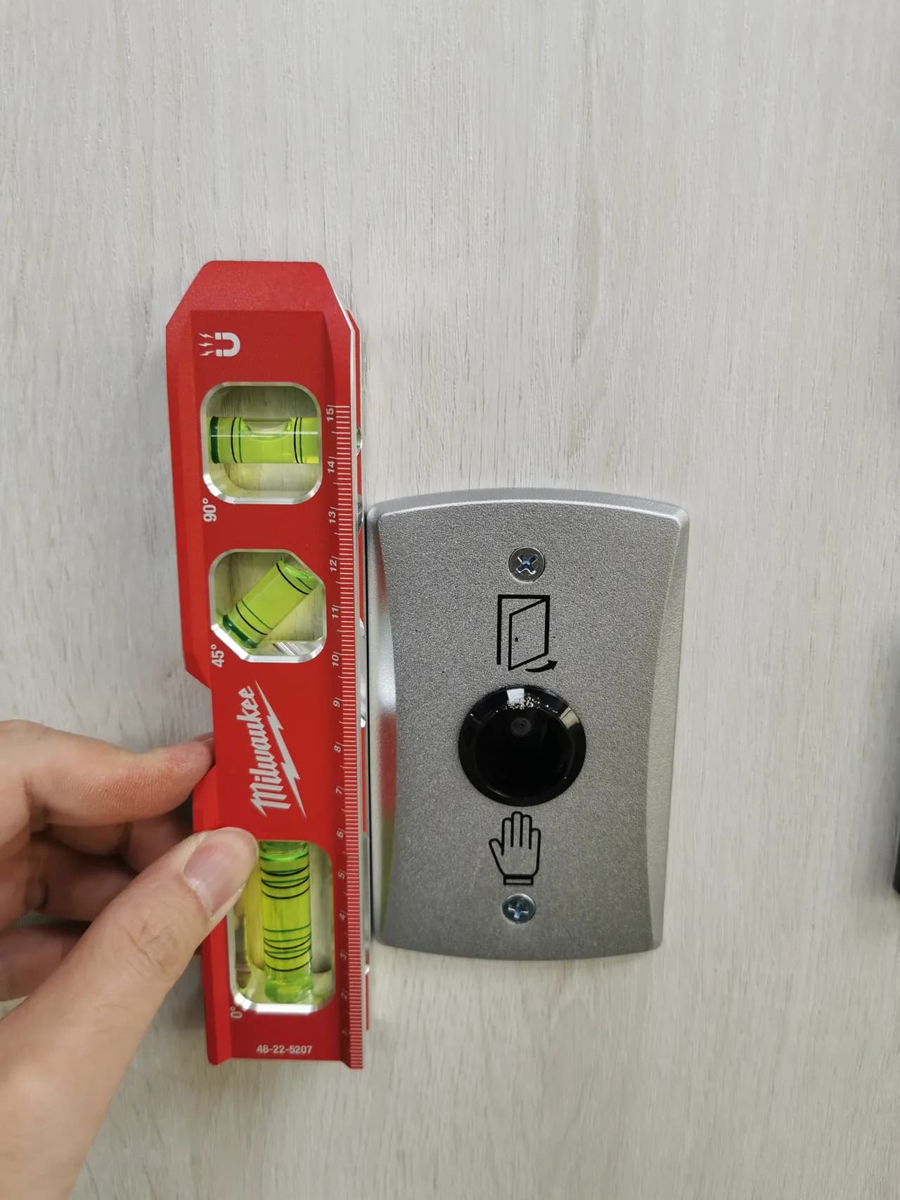 一帆安全整合使用水平尺確保設備安裝精準